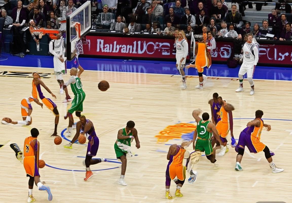 费城76人对阵洛杉矶湖人：巅峰对决历史回顾与关键瞬间(图2)